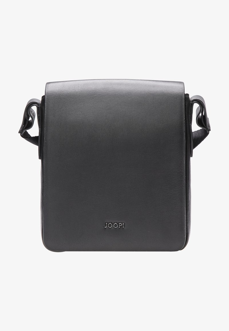 Bolso cruzado de cuero negro con un diseño plano, correa ajustable y detalle del logotipo grabado en la parte frontal. Textura suave, hardware mínimo.