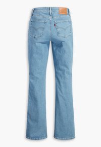 Jean en denim bleu clair avec poches arrière, passants pour ceinture et une étiquette en cuir marron avec le logo Levi's sur la ceinture.