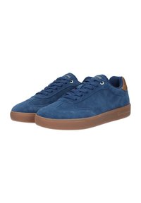 Sneakers in camoscio blu con una texture liscia, punta rotonda, accentuazione in pelle marrone sul tallone, lacci a contrasto e suola in gomma color caramello.