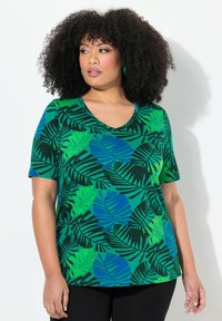 Grön och blå t-shirt med kort ärm som har ett tropiskt bladmönster, med en v-ringning och en avslappnad passform.