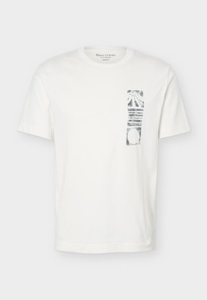 Witte T-shirt met korte mouwen, ronde hals en een zwart abstract rechthoekig patroon op de linkerborst.
