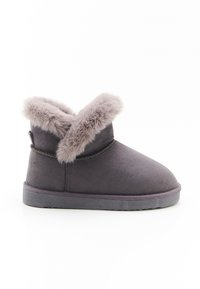 Botas de tobillo de ante gris con un cuello plegable forrado en suave piel sintética. Presenta una suela texturizada y un sencillo detalle de costura alrededor de los bordes.