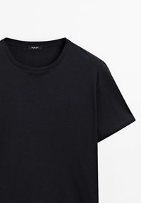 Zwart katoenen T-shirt met een ronde hals en korte mouwen. Glad van textuur en klassieke pasvorm, ideaal voor casual dragen. Geen patronen of versieringen.