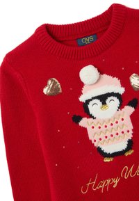 Roter gestrickter Pullover mit einem Pinguin-Motiv, der einen rosa Hut und einen weißen Pompon trägt, verziert mit goldenen Herzen und Pailletten.