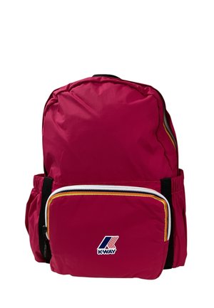 Zaino rosso K-Way con tasca frontale con zip, tasche laterali e spallacci neri su sfondo bianco.