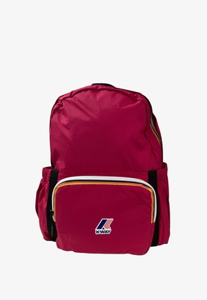 Zaino rosso K-Way con tasca frontale con zip, tasche laterali e spallacci neri su sfondo bianco.