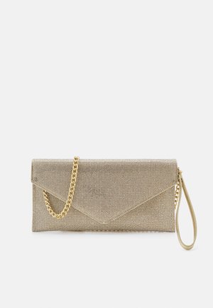 Bolso de mano rectangular en tono dorado con superficie texturizada, solapa tipo sobre, correa de cadena y lazo de muñeca adjunto.
