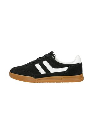 Lavtop sort ruskind sneaker med hvide striber, hvid hælskinne, sorte snørebånd og lys brun gummisål, vist fra siden på hvid baggrund.