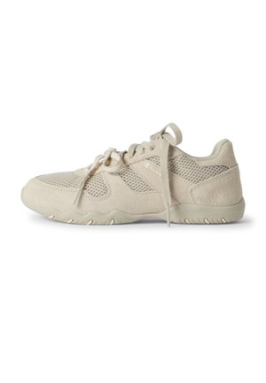 Jasnobeżowy but sportowy z panelami z zamszu i siateczki, zawiązywany na sznurowadła, z teksturowaną gumową podeszwą, widziany z zewnętrznej strony.