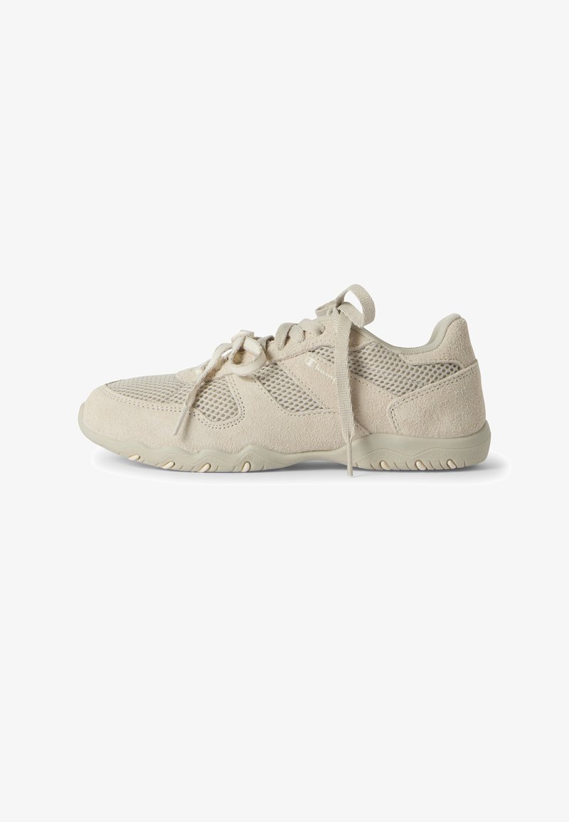Zapato deportivo beige claro con paneles de ante y malla, cierre de cordones y suela de goma texturizada, visto desde el lado exterior.