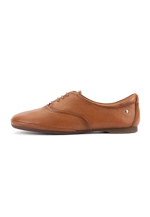 Chaussure plate en cuir marron avec lacets, bout arrondi et petit talon, vue de côté sur fond blanc.