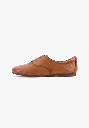 Chaussure plate en cuir marron avec lacets, bout arrondi et petit talon, vue de côté sur fond blanc.