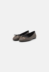 Braune Ballerinas mit Muster, abgerundeter Zehenpartie, schwarzem Schleifenakzent und goldener Kettendetail auf der Vorderseite. Glatte Textur.