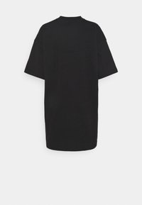 Svart oversized t-shirt i bomull, med korta ärmar, rund hals och en mjuk yta utan synliga mönster eller detaljer.