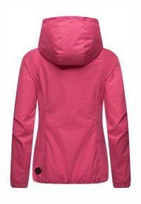 Rožinė, lengva striukė su kapišonu, turinti ilgas rankoves ir elastines apykakles. Lygus paviršius, susiaurinta juosmens dalis ir prekės ženklo etikete apačioje.