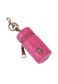 Różowa pikowana skórzana etui na klucze z złotym zamkiem i okuciami, z ozdobnym emblematem i małą markową metką.