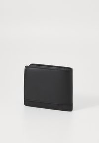 Portefeuille en cuir noir au design mince, de forme rectangulaire, à la texture lisse et avec des coutures détaillées le long des bords.
