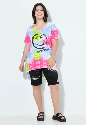Cotton tie-dye t-shirt in pink, blue, and green with a black smiley face and "HAPPY MIND" graphic. Black shorts with splatter design and "choose" text.