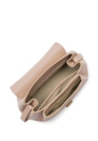 Sac à main en cuir fauve au fini texturé. Comprend deux compartiments principaux, une poche zippée et une fermeture à rabat. L'intérieur est beige clair.