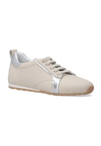 Beige leren sneaker met zilveren accent, ronde neus, platte veters, gestructureerd oppervlak en een gewatteerde hielband. Rubberen zool.