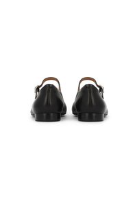 Zapatos de cuero negro con un tacón bajo, punta redondeada y correa trasera. Presentan una textura suave y un diseño minimalista con una hebilla simple.
