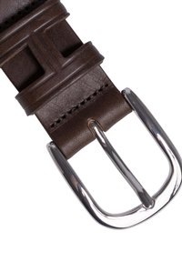 Ceinture en cuir marron avec une surface texturée et une boucle rectangulaire en métal argenté, présentant un design géométrique distinctif près de la boucle.