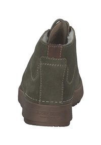 Stivale alla caviglia verde in suede con finitura testurizzata, dettagli in pelle marrone, suola in gomma resistente e cuciture visibili.