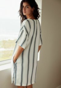Next KAFTAN PETITE - Denné šaty - white blue