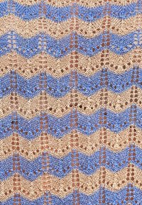 Csipkés anyag hullámos mintával bézs és kék színekben, részletes kivágásokkal és texturált felülettel, ideális ruhadarabokhoz vagy kiegészítőkhöz.