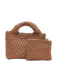 Beige geflochtene Lederhandtasche mit einem runden Griff und einem passenden kleinen Beutel. Sie verfügt über ein strukturiertes, geflochtenes Design und hat eine kompakte Form.