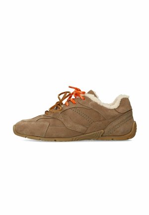 Suède bruine sneaker met oranje en bruine veters, schapenvacht kraag en een rubberen zool. Heeft gebogen stiksels en geperforeerde accenten.