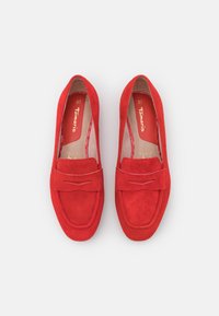 Rote Wildleder-Loafers mit runder Spitze und gestickten Details auf dem Vorderblatt. Die Innenauskleidung ist beige mit goldener Schrift. Größe 37.