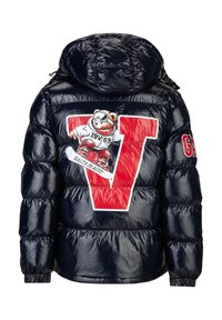 Marineblaue Steppjacke mit glänzender Oberfläche, ausgestattet mit einem großen roten "V"-Logo und einem Bärengrafik. Mit Kapuze, elastischen Bündchen und auffälliger Steppung.