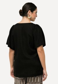 Ulla Popken MÉLANGÉ LIGNE A À COL TUNISIEN  - Blusa - black