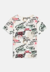 T-Shirt mit kurzen Ärmeln aus leichtem Baumwollmaterial, das ein farbenfrohes Graffiti-Muster mit Phrasen wie "CRAZY" und "DOPE" in unterschiedlichen Schriftarten zeigt.