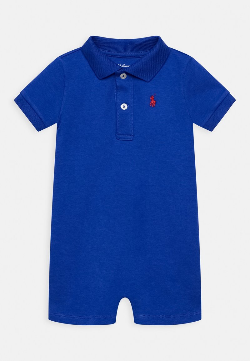 Modrý polo overálek z bavlny, s límečkem, krátkými rukávy, dvoubotónovou légou a červeným vyšitým logem na hrudi.