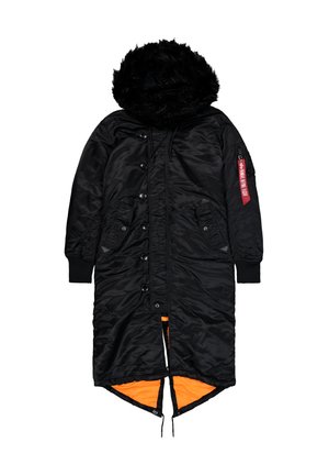 Parka noire avec capuche bordée de fourrure, fermetures à boutons, poches latérales zippées et doublure orange ; présente un ourlet asymétrique et un cordon de serrage.