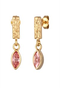 Boucles d'oreilles pendantes dorées avec un dessus rectangulaire texturé et une pierre précieuse rose taillée en marquise suspendue en dessous.