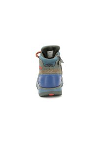 Botas de senderismo impermeables para niños, con materiales en verde y azul, refuerzo en el talón, suela de goma texturizada y detalles en naranja en los cordones.