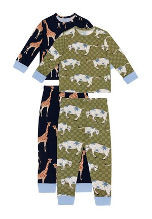 Deux ensembles de pyjamas enfant à manches longues ; l’un bleu marine avec des girafes orange, l’autre à carreaux verts avec des vaches blanches et tachetées de bleu, tous deux avec des poignets bleu clair.