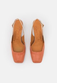 Slingbackové boty s hranatou špičkou v korálové texturované materiálu s hladkým hnědým vnitřkem a kovovým detailem na pásku.