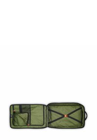 Bolsa de viaje verde con ribete negro, con un interior estampado, múltiples bolsillos y una correa cruzada para asegurar el contenido. Diseño abierto.