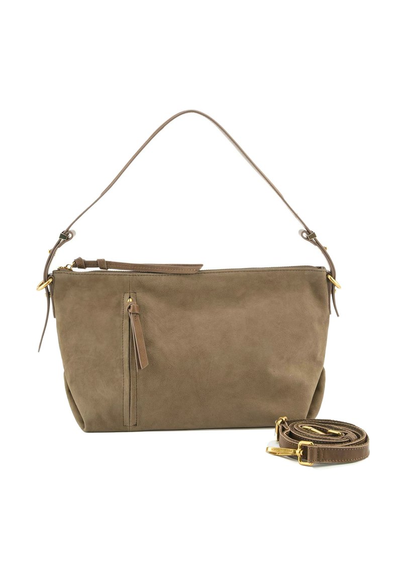 Borsa a spalla in suede marrone con una lunga tracolla regolabile, tasca frontale con zip e dettagli in pelle. Texture morbida e design minimalista.