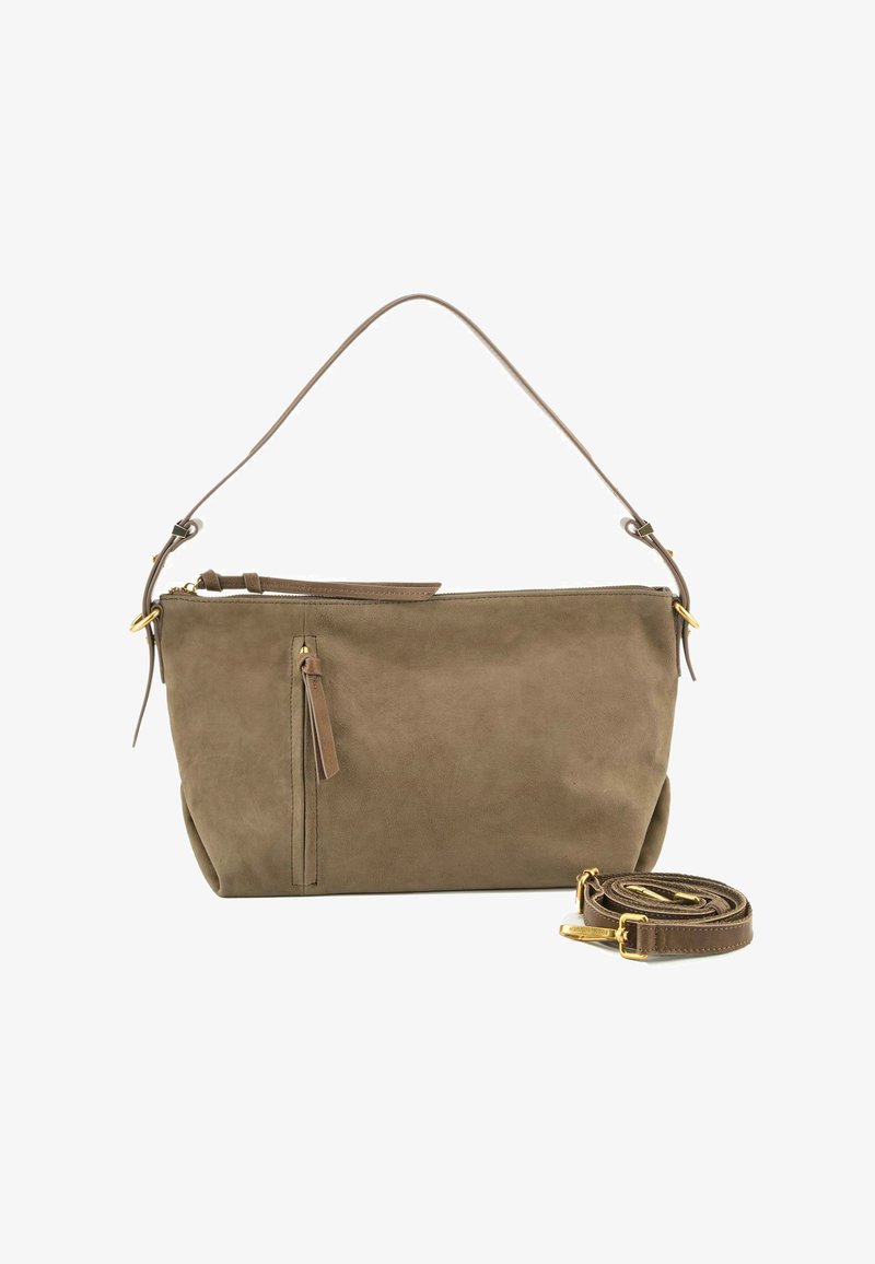Borsa a spalla in suede marrone con una lunga tracolla regolabile, tasca frontale con zip e dettagli in pelle. Texture morbida e design minimalista.