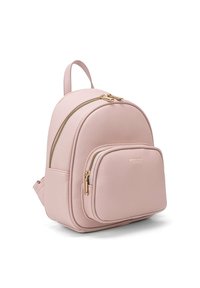 Zaino in faux leather rosa dalla forma arrotondata, con cerniere dorate e una tasca frontale. Superficie testurizzata con spallacci regolabili.