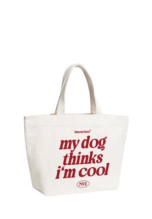 Weiße Leinwand-Tragetasche mit kurzen Henkeln und rotem Text mit der Aufschrift "Neverless my dog thinks i'm cool NVL" auf der Vorderseite.