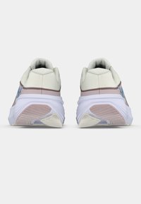 Άσπρα και ανοιχτό γκρι αθλητικά παπούτσια με υφαντή υφασμάτινη επάνω επιφάνεια, ροζ λεπτομέρειες και παχιά σόλα με σχεδιασμό μοτίβου πέλματος.