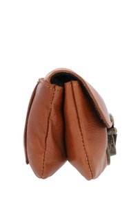 Smeđi kožni novčanik s zaobljenim oblikom, teksturiranom površinom i metalnim zatvaranjem na kopču. Ima vidljive šavove i kompaktan dizajn.