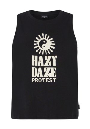 Čierne tielko bez rukávov vyrobené z bavlny, s veľkým bielym grafickým dizajnom, na ktorom je nápis "HAZY DAZE PROTEST" a slnko so symbolom yin-yang.