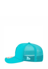 Casquette turquoise avec un front uni et un dos en mesh. Présente un visière plate et un patch logo sur le côté. Design léger et texture respirante.